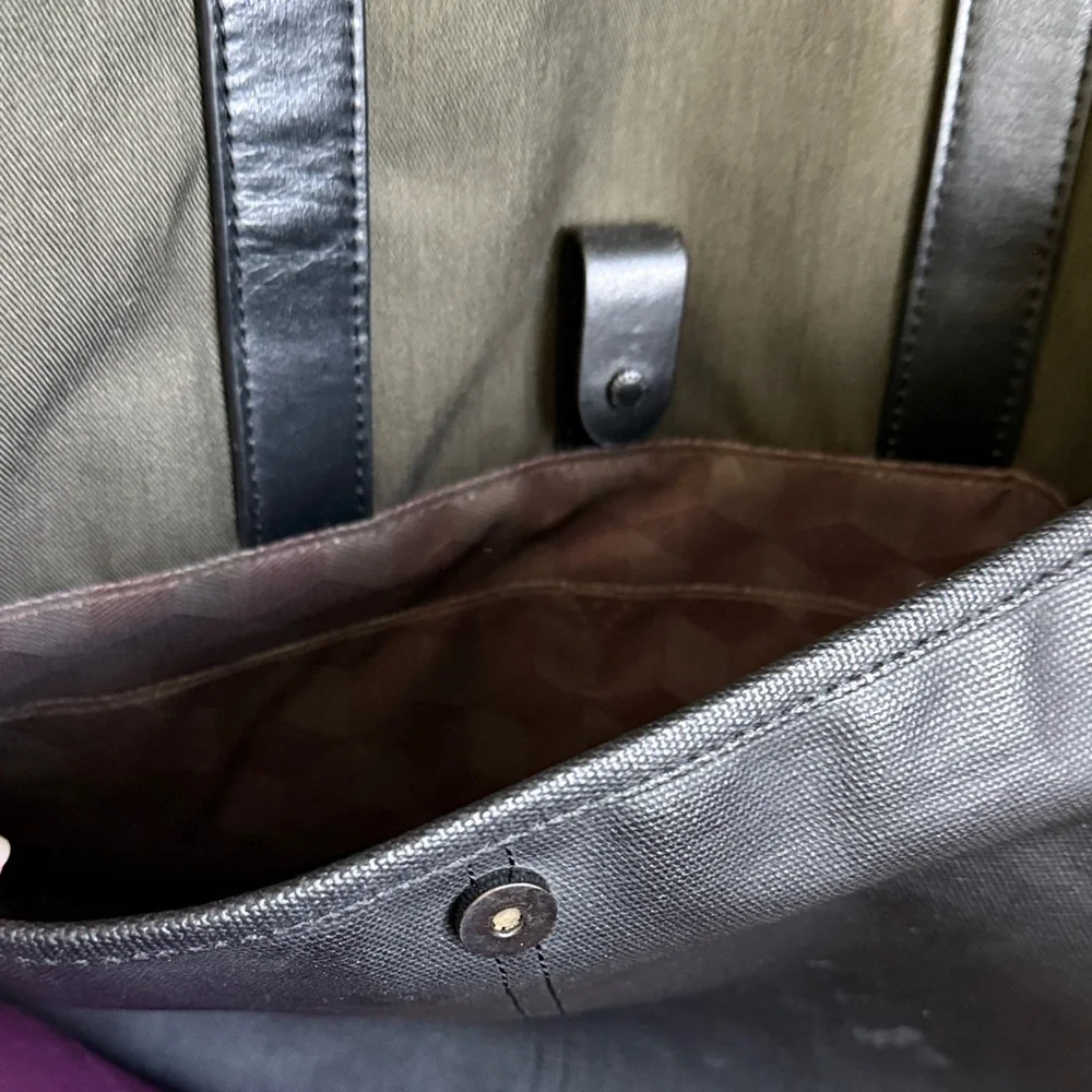 Stylish Black and Olive Hedgren Bag